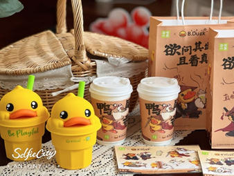 B.Duck小黃鴨再度跨界玩轉(zhuǎn)新花樣，聯(lián)名奈雪上演“武林真香傳”！